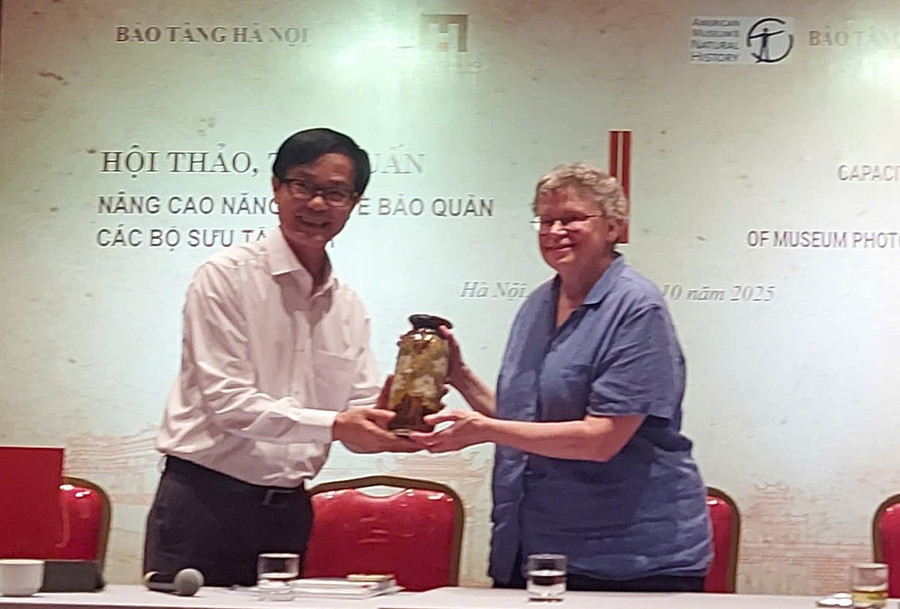 Chuyên gia bảo tàng Hoa Kỳ hướng dẫn bảo quản bộ sưu tập ảnh